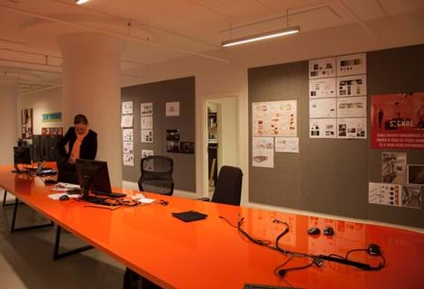 Pindot opslagstavle med filt på kontor